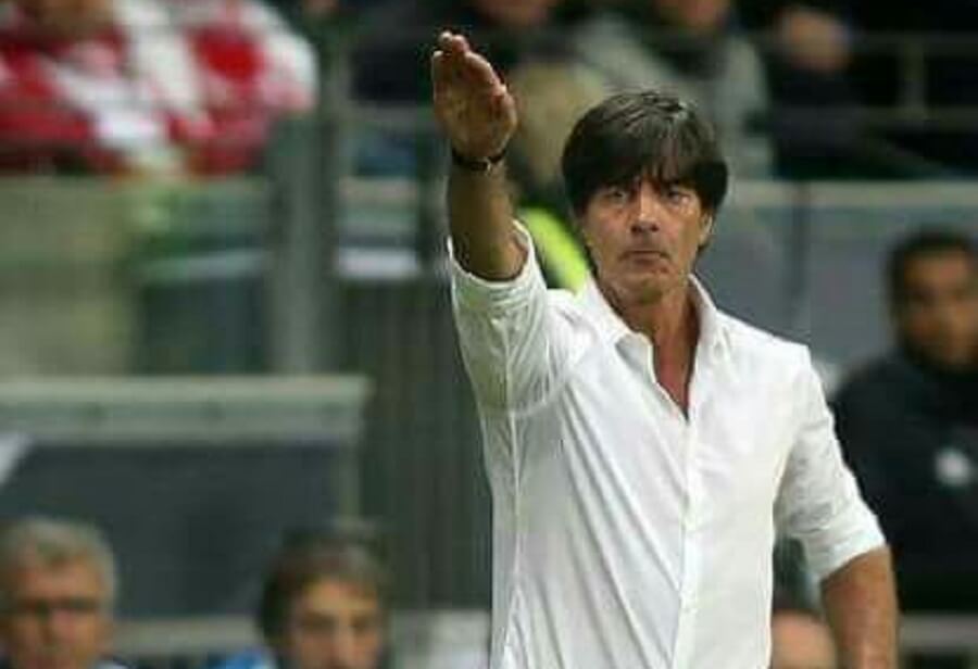 “Duitse bondscoach brengt Hitlergroet uit”