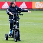 Ajax lacht om trainer De Boer