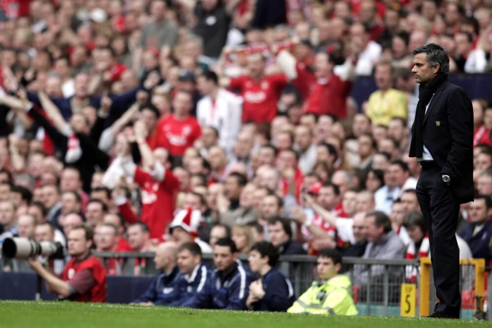 Mourinho in juni op de bank op Old Trafford