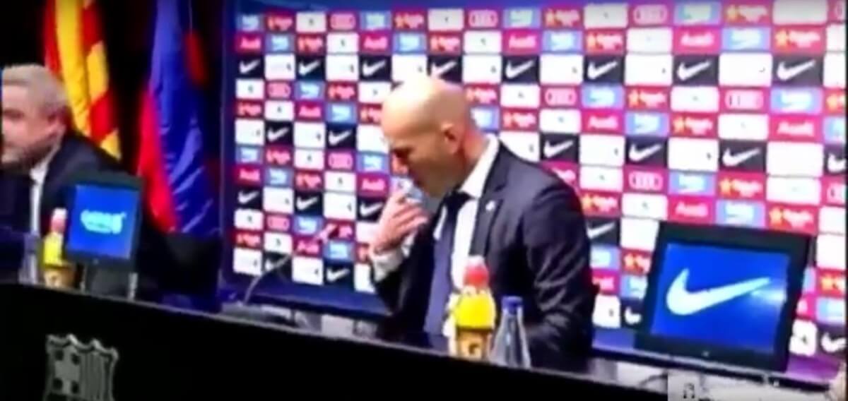 Zidane plakt kauwgom bij FC Barcelona