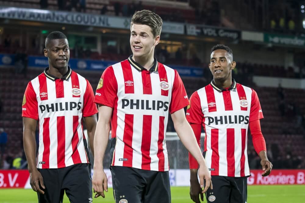 Ajax wilde PSV-verdediger inlijven