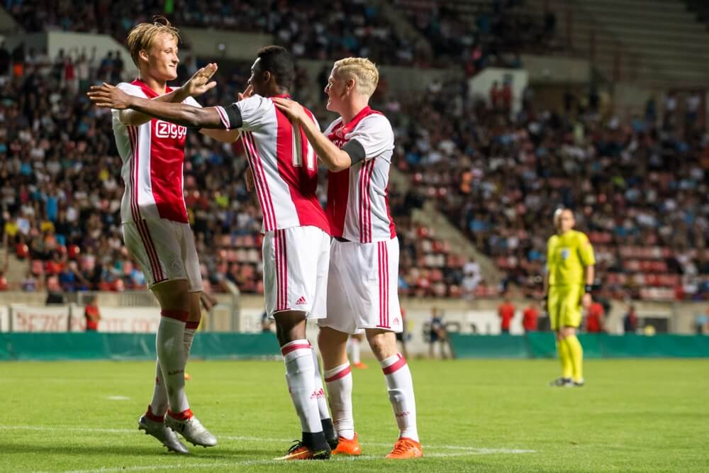 Ajax met jeugdig elftal tegen Kozakken Boys
