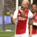 Klaassen brengt Ajax met lekkere penalty langszij