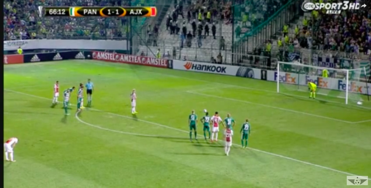 Ajax op voorsprong na gemiste penalty