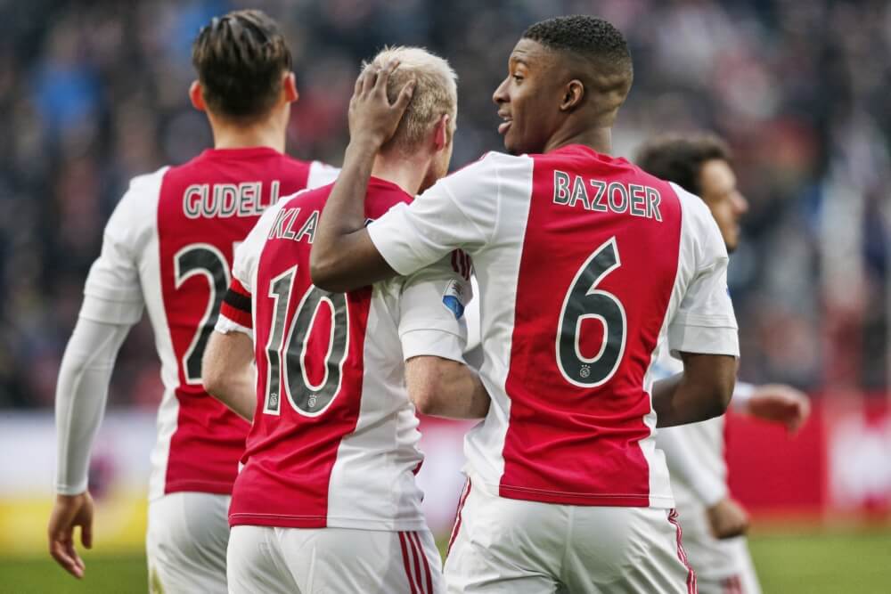 Update: Ajax-middenvelder en spits op tribune