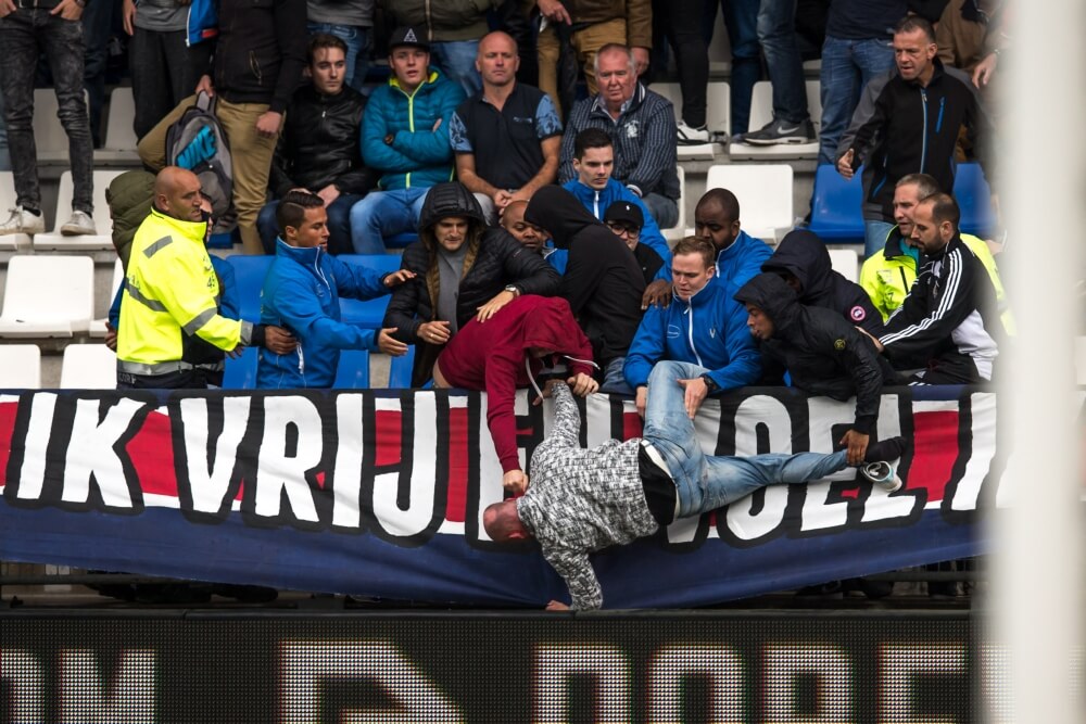Aanhang Willem II gooit Feyenoord-fan over de reling