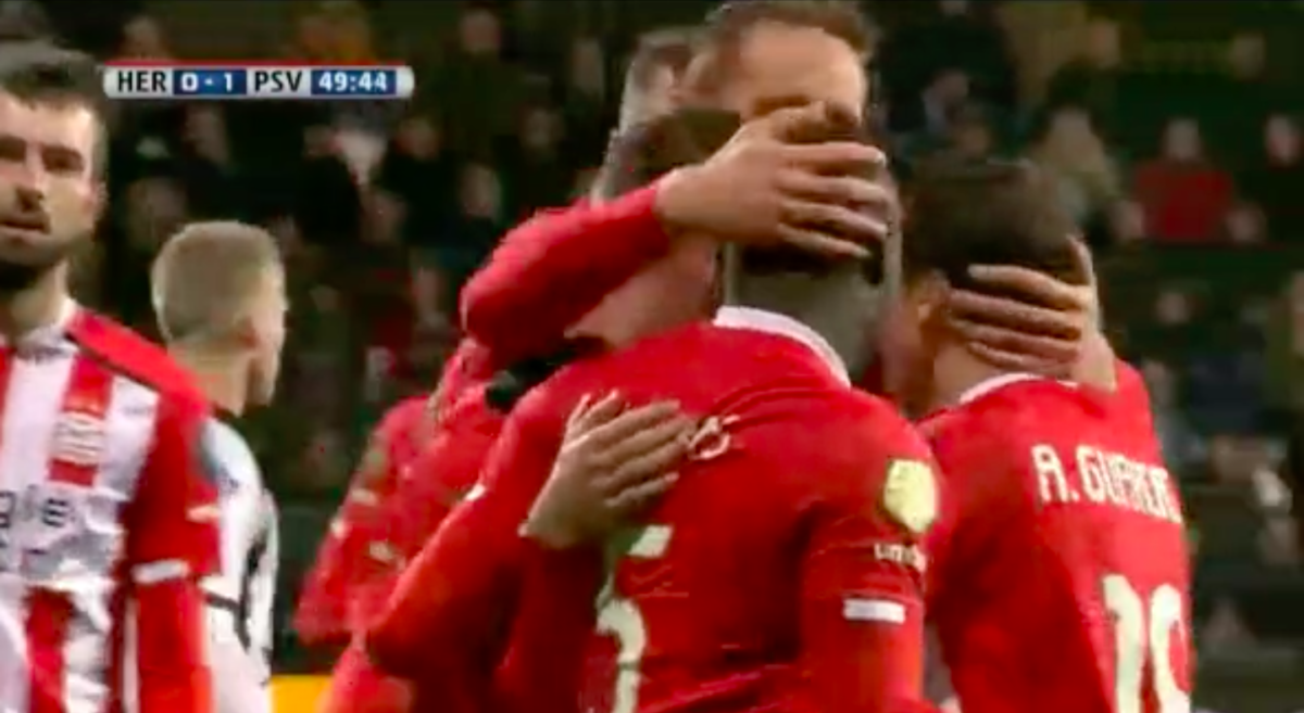 PSV-middenvelder opent score