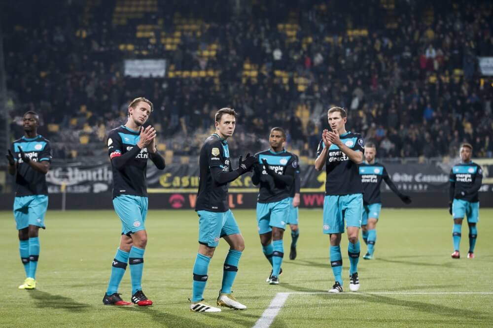 Tegenvaller voor PSV: Aanvaller geblesseerd van het veld