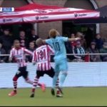 Feyenoord-middenvelder deelt flinke elleboog uit