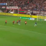 Traoré pikt doelpunt mee voor Ajax tegen NEC