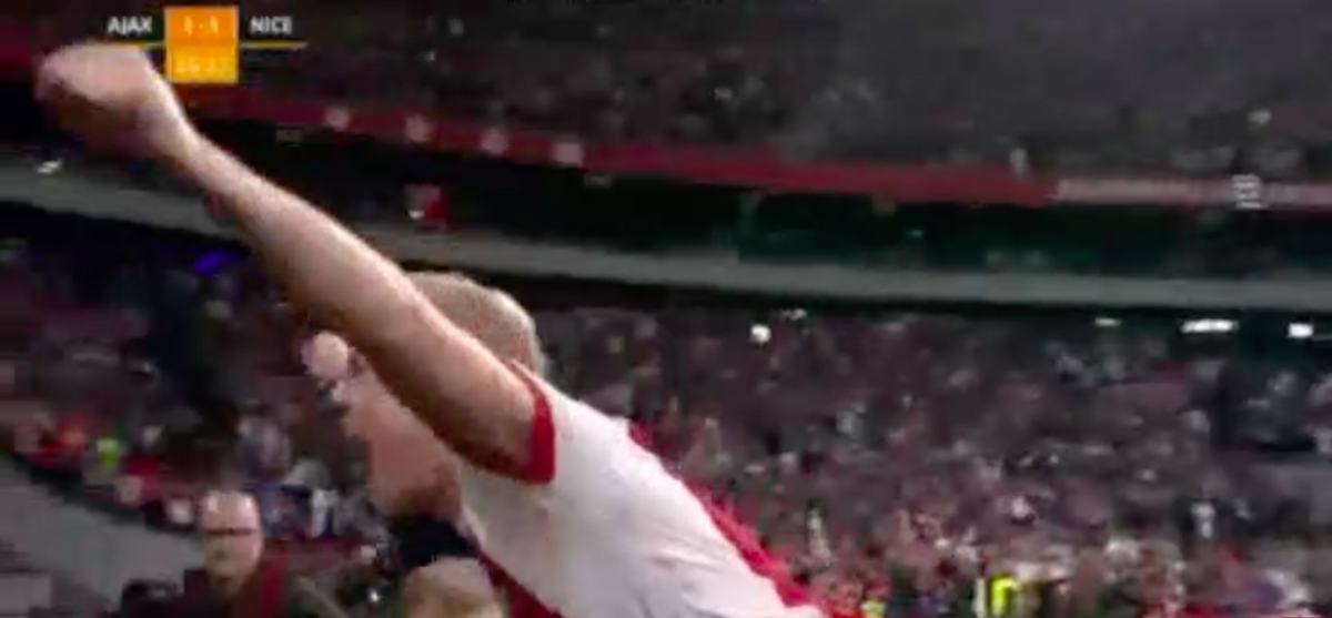 Ajax-middenvelder rondt mooie aanval af
