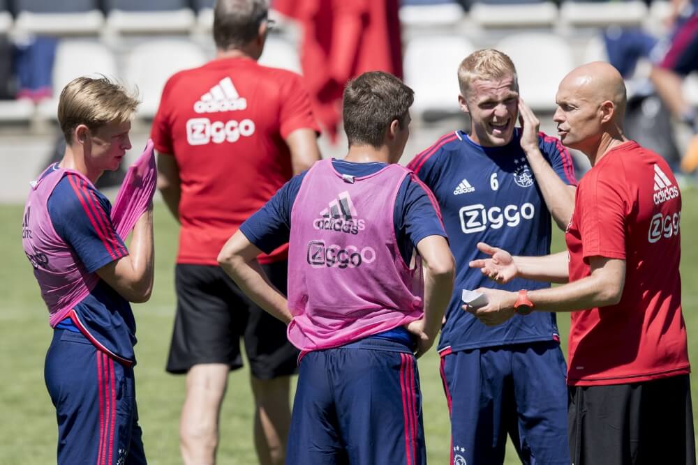 Ajax verlengt met middenvelder