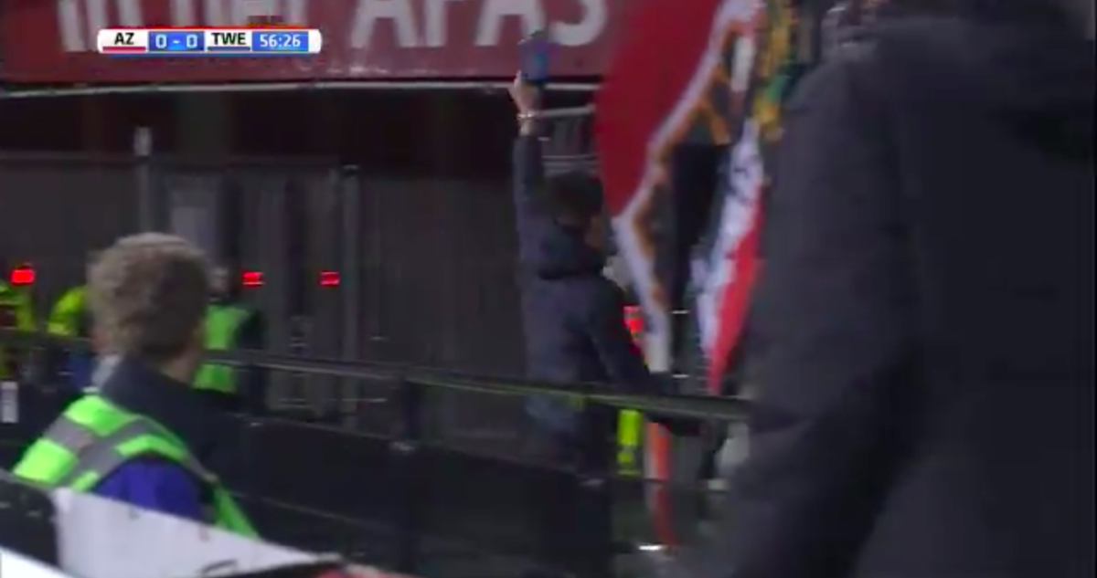 Bizar moment in Eredivisie-duel: AZ-fan steelt schoen van Twente-mandekker