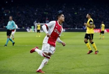 Kluivert helpt Ajax langs Roda met hattrick
