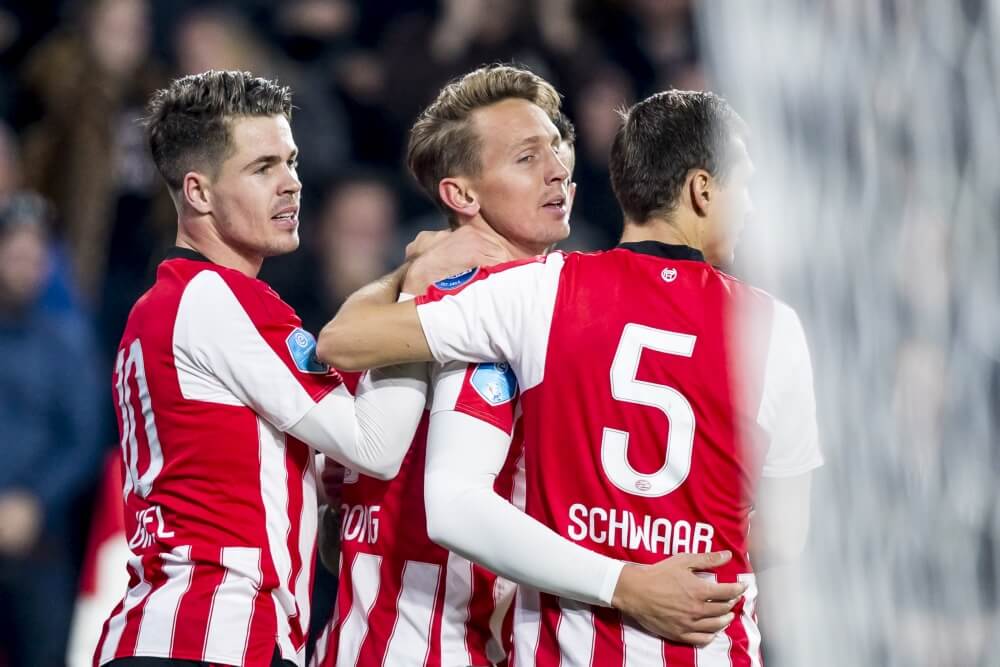 Spektakelstuk in Eindhoven: PSV ontsnapt tegen Twente