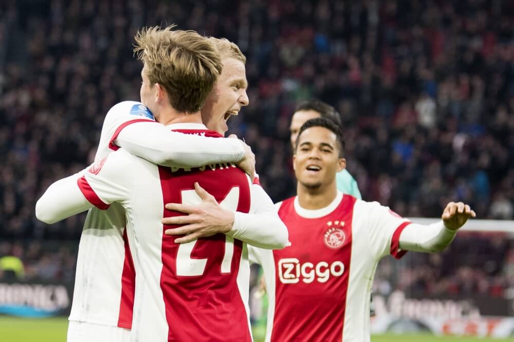 ‘Vijf internationale topclubs jagen op Ajax-middenvelder’