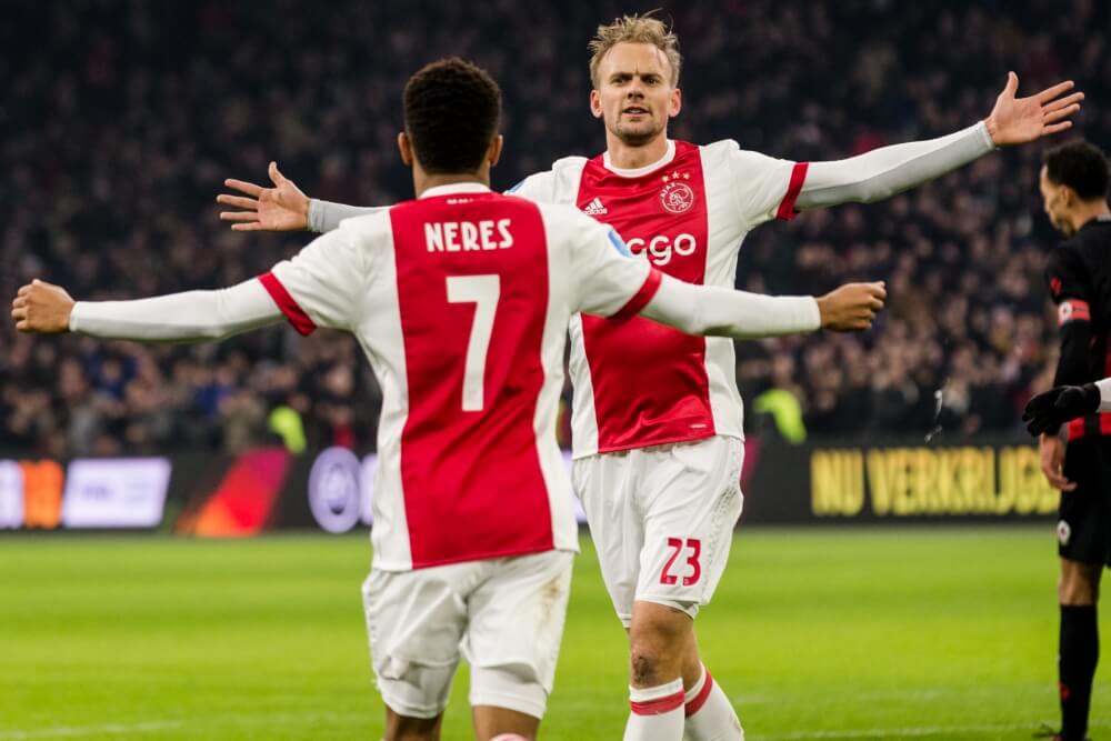 Ajax maakt titelrace weer spannender na zege op Excelsior