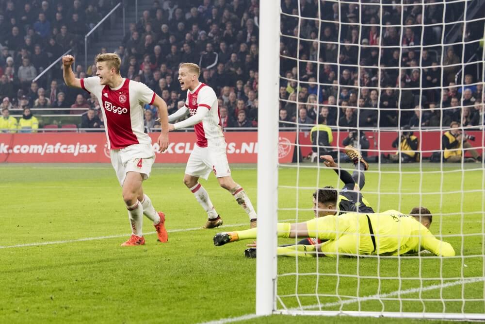 Koploper PSV hard onderuit op bezoek bij Ajax