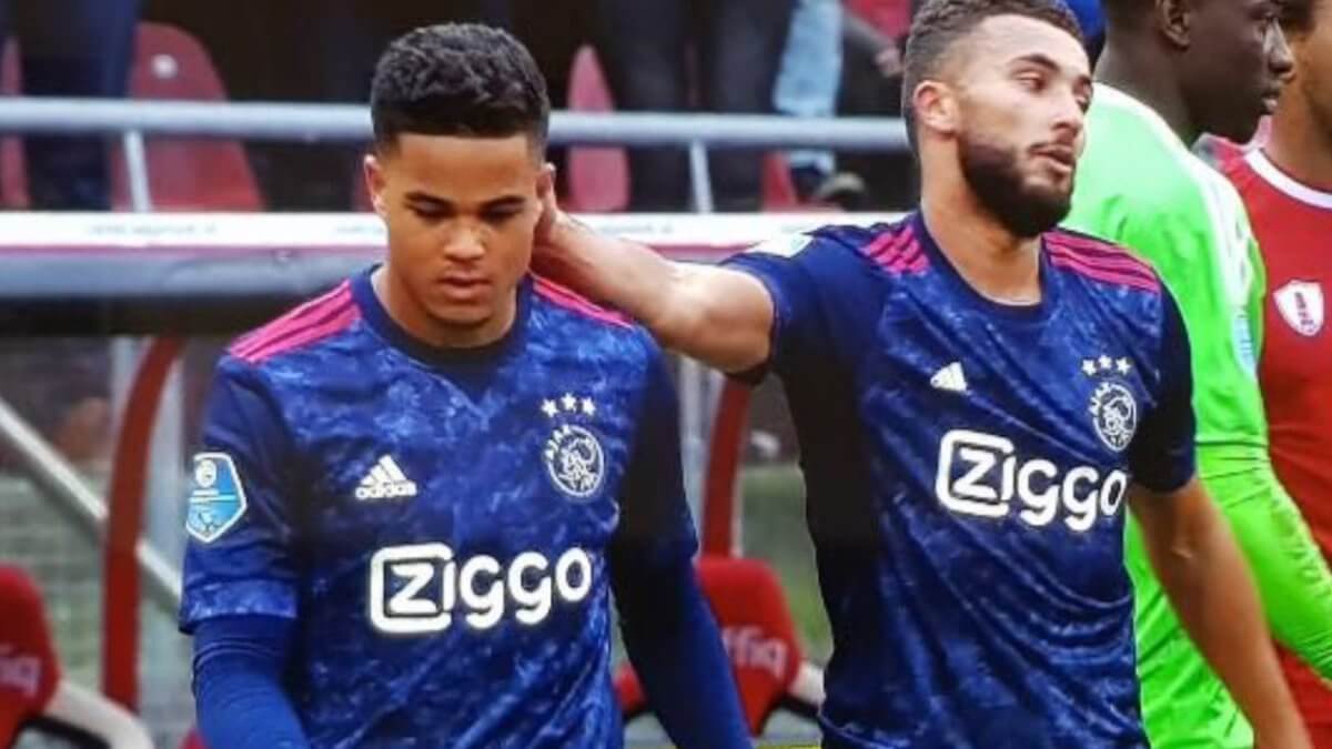 Labyad trekt Ajax-shirt aan en krijgt het aan de stok met teamgenoot