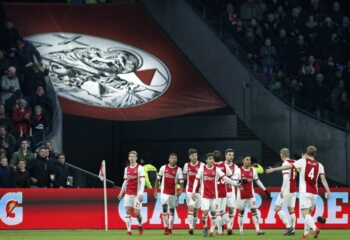 Als dat geen clubliefde is! Fan tovert scootmobiel om tot Ajax-paleis