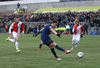 Feyenoord gaat in slotfase onderuit in Venlo