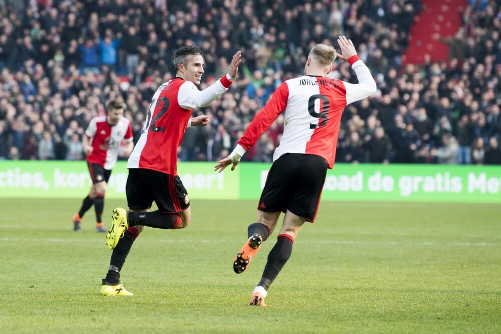 Van Persie schiet Feyenoord langs Heracles