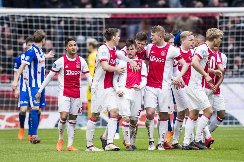 Ajax aan de hand van Ziyech langs Heerenveen