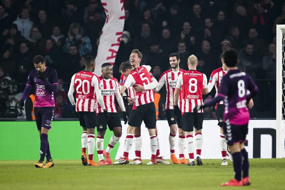 Efficiënt PSV maakt geen fout in strijd om landstitel