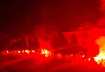 SCHITTEREND! Fortuna-supporters vieren 50e verjaardag van de club met vette pyro