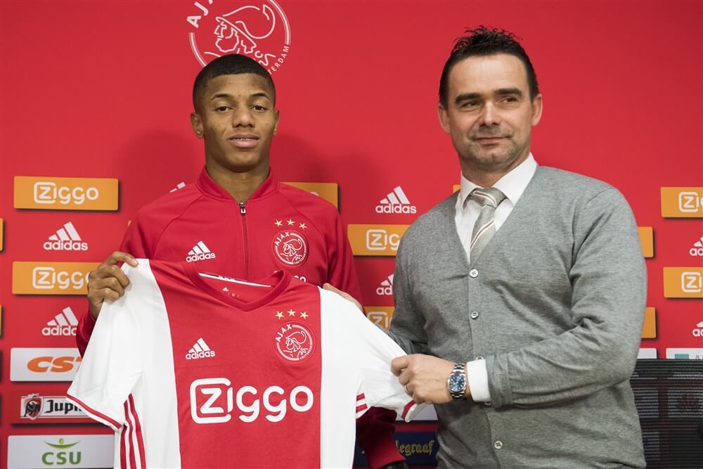 Ajax drukt transfergeruchten de kop in en deelt nieuw contract uit
