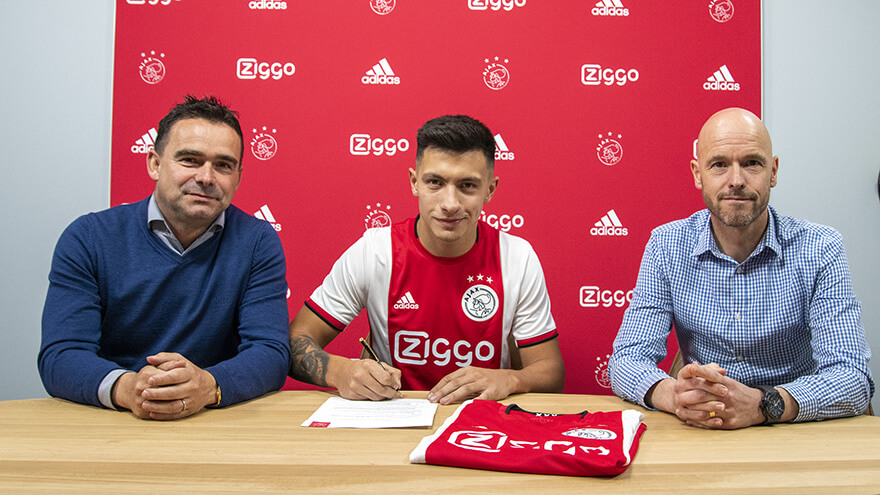 De Argentijnse topverdediger Lisandro Martínez tekent een 4-jarig contract bij Ajax