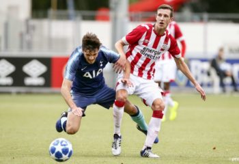 De negentienjarige Koen Oostenbrink tekent een tweejarig contract bij PSV