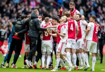 Ajax viert feest na de overwinning op FC Utrecht en de nederlaag van PSV tegen AZ