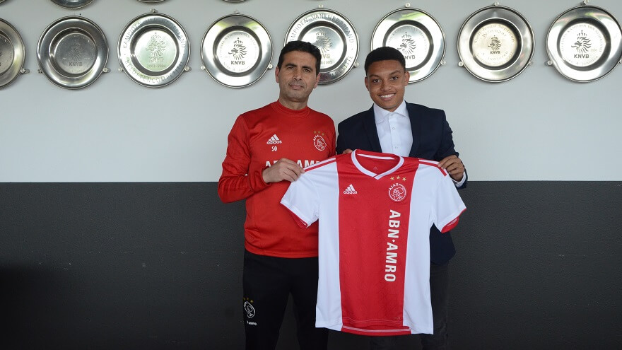 Ajax winkelt bij Feyenoord en contracteert jeugdinternational Van der Sloot