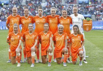 De Oranje Leeuwinnen winnen met 2-1 van Japan en plaatsen zich voor de kwartfinale